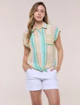 Camisa sin mangas de gasa estampada a rayas verticales en tonos verde, amarillo y rosado, con cuello con solapa, cierre frontal con botones y bolsillo aplicado en el pecho.