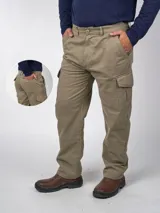 Pantalón cargo color beige, corte recto, confeccionado en 100% algodón. Cuenta con bolsillos laterales y bolsillos plastrón con botón y solapa a media pierna. Trasera con bolsillos ojal con botón y solapa.