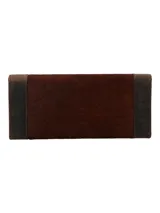 Billetera rectangular de cuero natural con diseño combinado de cuero liso y cuero peludo en tono marrón rojizo. Cuenta con solapa frontal con cierre imantado, múltiples compartimentos para tarjetas y bolsillo interior con cierre.