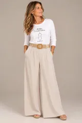 Pantalón de algodón con spandex, de corte ancho y tiro alto, con cintura elastizada, bolsillos laterales y cinto rústico incluido.