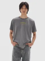 Remera de algodón con efecto lavado, cuello redondo y mangas cortas. Presenta un estampado gráfico en el pecho con la frase 'Les Enfants Deprime'.