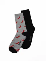 Pack de dos pares de medias de caña media marca Grego. Un par es de color gris melange con estampado de ajíes rojos y puntera/talón negros, y el otro par es de color negro liso.