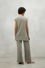 Chaleco de punto en lino color gris, con cuello en V, corte holgado y aberturas laterales en el ruedo.