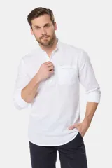 Camisa celeste de lino y algodón, de manga larga, corte slim, con cuello mao, medio abotonada y bolsillo en el pecho.