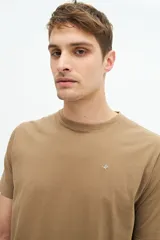 Remera azul marino de manga corta con logo bordado en el pecho. Corte clásico.