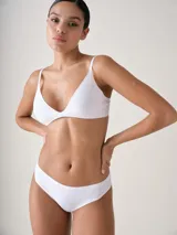 Bralette negro de microfibra con corte láser, sin aro, con copas removibles y breteles ajustables. Cierre posterior con broche de múltiples posiciones.