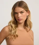 Top cropped musculosa de mujer, color marrón oscuro, confeccionado en tejido ribana acanalado, con cuello redondo y sin mangas.