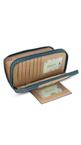 Billetera larga de diseño combinado en tonos terracota y beige, confeccionada en material sintético con textura tipo gamuza y lisa. Cuenta con cierre perimetral, solapa frontal con broche a presión y visor para documentos, además de múltiples compartimentos internos para tarjetas, billetes y monedero con cierre.