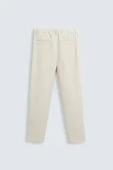 Pantalón de vestir azul marino confeccionado en tejido de lino. Corte recto, con bolsillos laterales y traseros. Se ajusta a la cintura con botón y cremallera.
