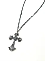 Collar con cadena de eslabones de acero quirúrgico y dije de cruz estilo gótico con incrustaciones de cristales brillantes.