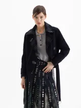 Chaqueta de lana azul marino con solapas en contraste a cuadros, cierre frontal con botones y detalles de ganchos metálicos decorativos. Incluye cinturón de tela con hebilla metálica para ajustar la cintura.