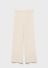 Pantalón de tiro medio con diseño recto y largo, confeccionado en tejido de punto calado con textura geométrica. Cuenta con cintura elástica para mayor comodidad.