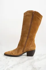 Bota de caña alta color marrón, de gamuza, con taco cuadrado y punta fina.