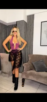 Minifalda negra de encaje con volados y cintura elastizada.