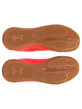 Championes de fútbol sala Under Armour Magnetico Select 4 Indoor, color rojo brillante con suela de goma marrón y logo de la marca estampado en el lateral con diseño multicolor.