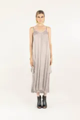 Vestido midi de satén liviano de viscosa color gris, con diseño amplio de inspiración cargo que incluye cuatro bolsillos dobles de solapa caída. Posee escote en V, breteles regulables, espalda baja y ruedo deshilachado.