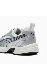 Championes deportivos Puma Milenio Tech LT, color blanco con detalles plateados y negros, con diseño inspirado en el running y suela chunky.