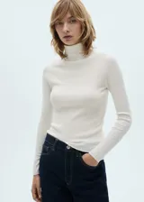 Jersey de punto fino con textura acanalada, diseño ajustado, cuello vuelto y manga larga.