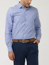 Camisa de vestir de hombre a rayas verticales azules y blancas, de corte regular fit, con cuello italiano, cierre con botones y bolsillo en el pecho con logo bordado.