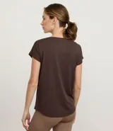 Remera deportiva celeste de microfibra texturizada, con mangas cortas y recortes en los laterales.