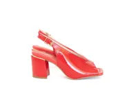 Sandalias de tacón alto en charol color rojo tomate, con punta cuadrada, taco ancho y tira ajustable en el talón con hebilla dorada.