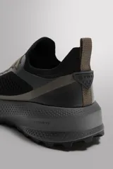Zapatilla deportiva Zara Athleticz de color negro, diseñada para correr y uso diario. Cuenta con parte superior de tejido de punto transpirable, refuerzos en puntera y talón con tecnología Shield Protect Max, entresuela Spume Foam V3 y cordones en tonos tierra.