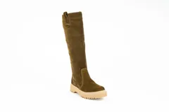Bota de caña alta confeccionada en cuero nobuck color marrón, con suela track dentada y detalle de tirador en la parte superior de la caña.