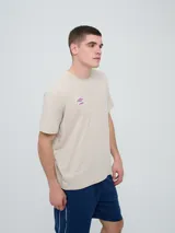 Remera Umbro de manga corta, color celeste, con cuello redondo y el logo de la marca bordado en el pecho.