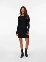 Vestido corto de punto acanalado en color negro, con cuello redondo y mangas largas. Presenta una silueta ajustada al cuerpo y una textura ligera y elástica.