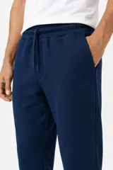 Pantalón de jogging azul marino con cordón ajustable en la cintura y bolsillos laterales.