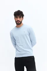 Sweater de hombre con escote redondo, manga larga y calce regular. Presenta un pequeño logo bordado en el pecho y puños acanalados.