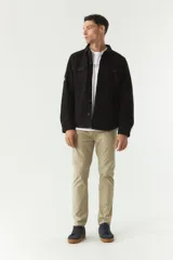 Chaqueta azul marino de paño con cuello clásico, cierre frontal con botones, dos bolsillos de parche en el pecho con solapa abotonada y bolsillos laterales.