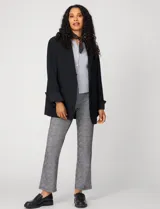 Cardigan blanco de tejido liviano con trama en relieve, cuello a la base y cierre frontal con botones a tono. Presenta mangas tres cuartos.
