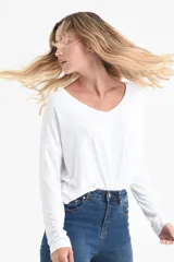 Remera blanca de manga larga con escote en V.