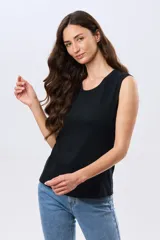 Musculosa de algodón color beige, de corte clásico con cuello redondo y diseño liso.