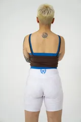 Musculosa deportiva marrón con cuello redondo y sisas con ribete azul. Diseño con doble tela y logo estampado en azul en el frente.