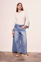 Remera color crudo de algodón y elastano, de corte recto y mangas 3/4.