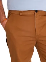 Pantalon tipo carpenter de corte recto, color bronce, confeccionado en tela twill resistente. Cuenta con cierre de cremallera, ajuste de botón, bolsillos laterales, bolsillos traseros tipo parche, trabilla para martillo y bolsillo utilitario en el muslo.