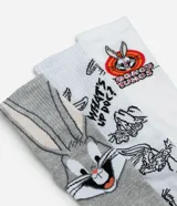 Kit de tres pares de medias de algodón de caña media con diseños de Bugs Bunny. Un par blanco con estampado de Bugs Bunny y la frase "What's up doc?", un par gris con la cara de Bugs Bunny y un par blanco con el logo de Looney Tunes y Bugs Bunny.