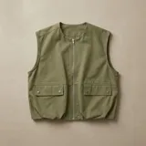 Chaleco holgado de poliéster verde militar, sin mangas, con cuello redondo, cierre frontal de cremallera y bolsillos frontales con solapa y botones a presión.