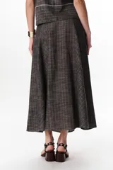 Falda larga de lino a cuadros grises y blancos, con corte al bies y cintura alta.