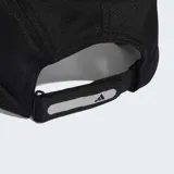 Gorra de running Adidas de 4 paneles, color negro, confeccionada en malla ligera con tecnología Climacool para absorción del sudor. Presenta un logotipo reflectante en el frente y detalles reflectantes en la visera curva.