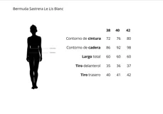 Bermuda gris de tejido plano con diseño entallado, cinturilla con trabillas y cordón, pinzas delanteras, bolsillos delanteros y traseros, cierre frontal y dobladillo en el ruedo.