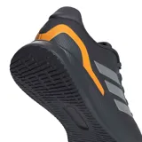 Championes de running Adidas Runfalcon 5, de color gris con las clásicas tres tiras en los laterales en tono gris claro y detalles en color naranja brillante en la lengüeta y el talón. Cuentan con capellada de malla transpirable, cordones al tono y entresuela Cloudfoam para mayor amortiguación.