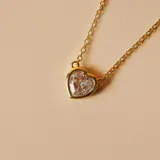 Gargantilla dorada con dije de corazón con circonia transparente.