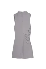 Vestido mini sin mangas de color gris, con cuello alto drapeado y silueta recta.