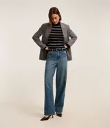 Suéter de punto negro con rayas horizontales blancas, cuello alto y mangas largas.