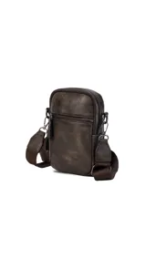 Bandolera morral color verde militar, con cierre metálico principal y cierre frontal. Cuenta con correa de galón gruesa y ajustable.