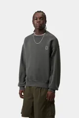 Buzo Carhartt WIP modelo Nelson Sweat de corte oversize, color gris oscuro con efecto garment dyed y parche con el logo de la marca bordado en el pecho.