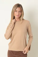 Buzo color beige de punto, con cuello redondo y mangas largas con detalle de moña y perla en los puños.